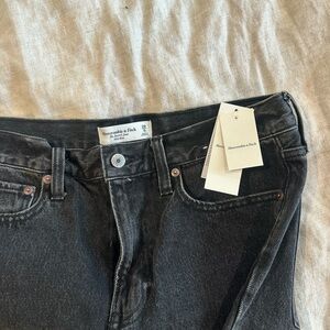 Abercrombie & Fitch Women’s Black Barrel Jeans - Short